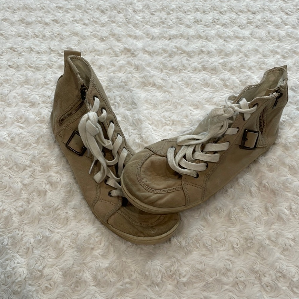 Roxy high top sneakers. Size 10
